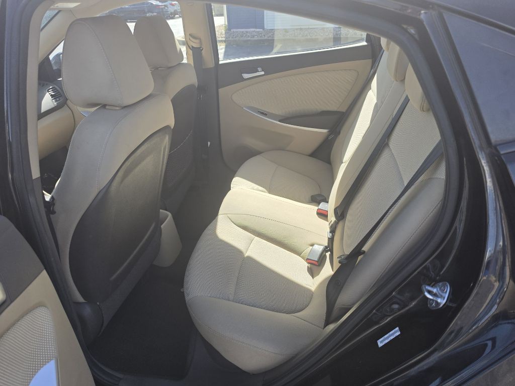 2013 Hyundai Accent Image 11