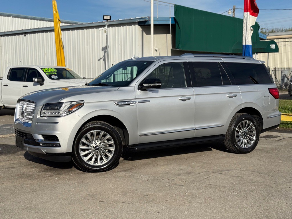 2018 Lincoln Navigator Image 2