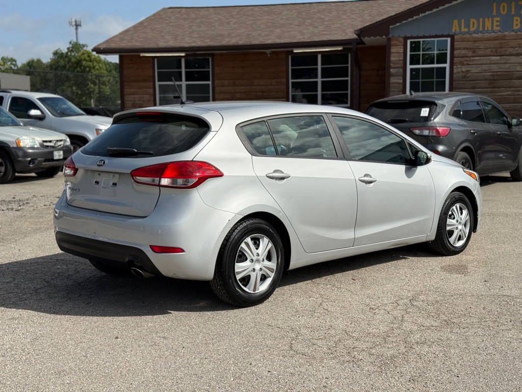 2017 Kia Forte Image 8