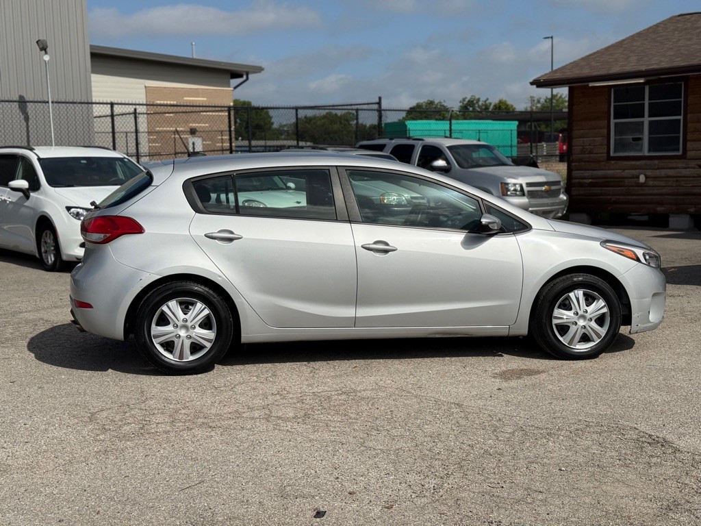 2017 Kia Forte Image 9
