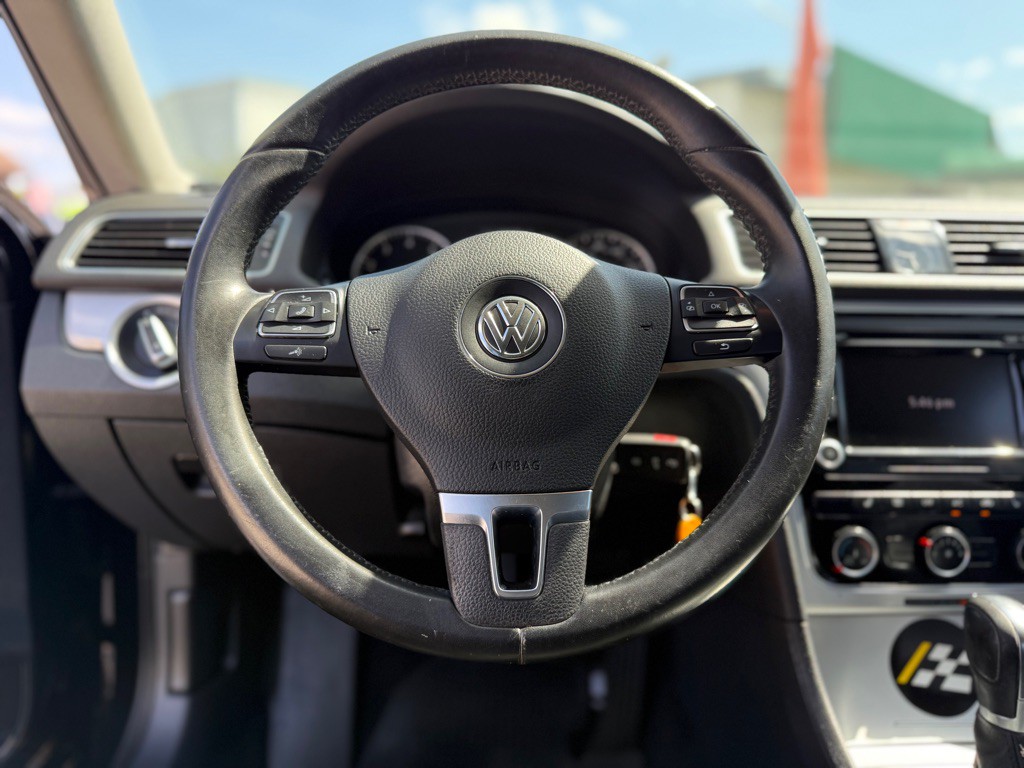 2013 Volkswagen Passat Image 11