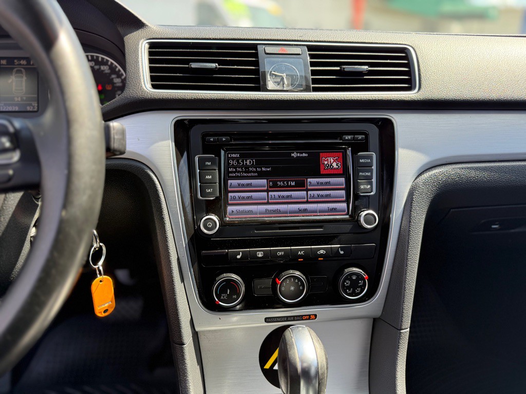2013 Volkswagen Passat Image 12