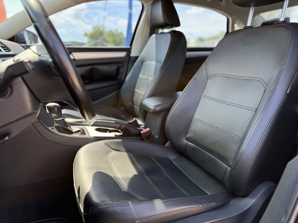 2013 Volkswagen Passat Image 15