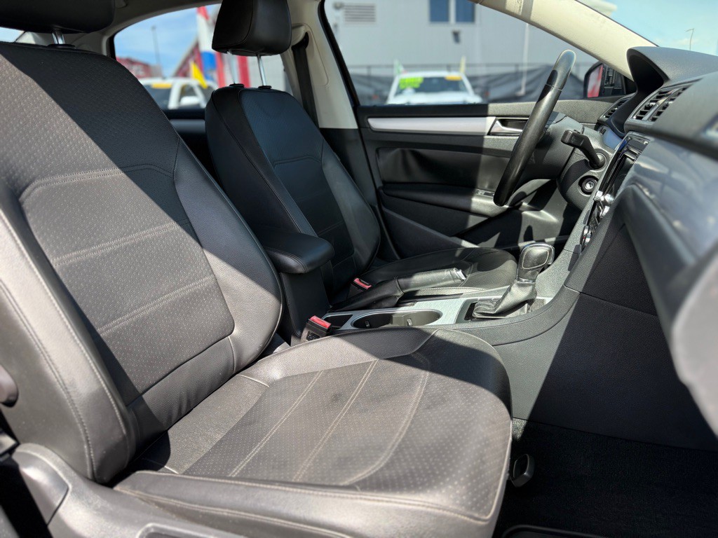 2013 Volkswagen Passat Image 18