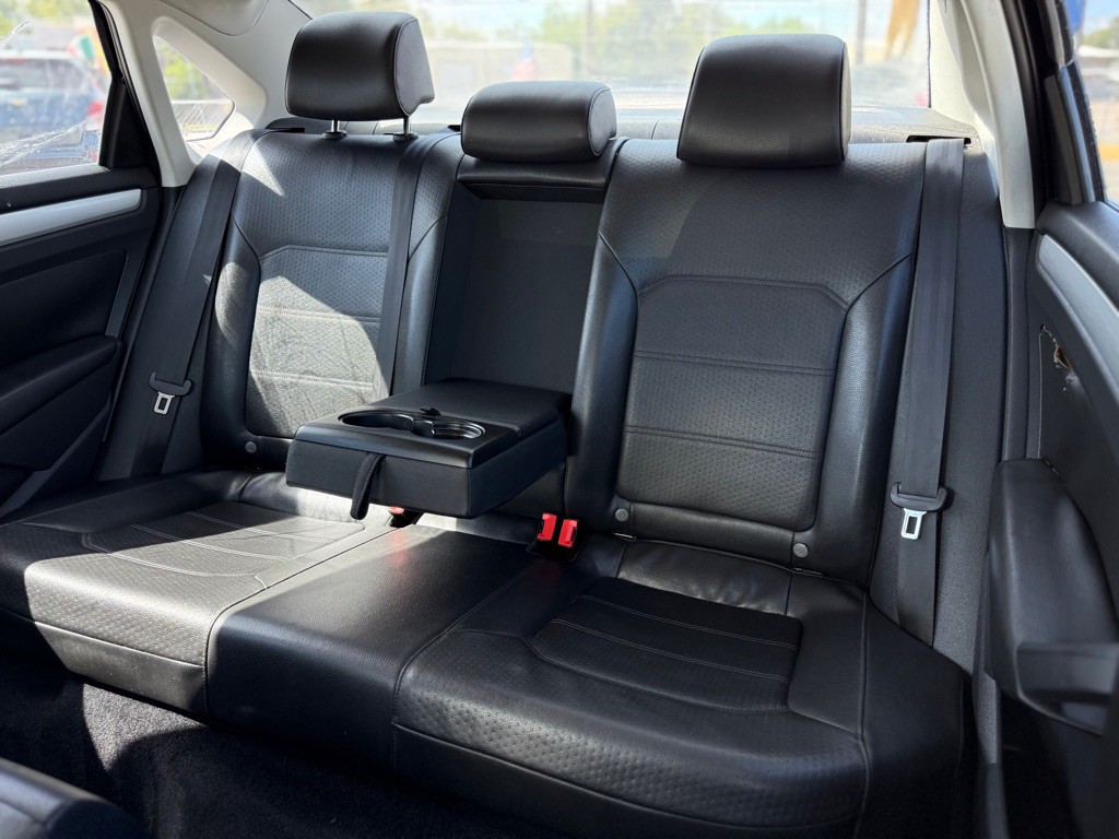 2013 Volkswagen Passat Image 19