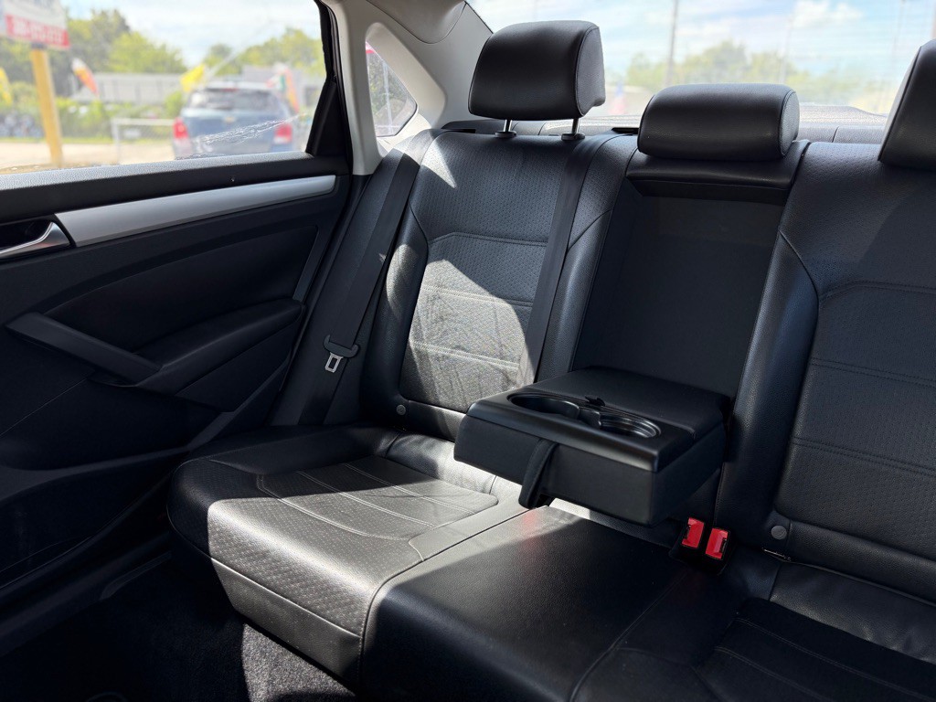 2013 Volkswagen Passat Image 20
