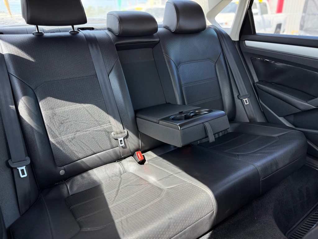 2013 Volkswagen Passat Image 22