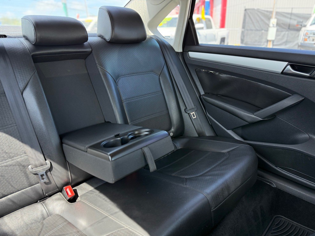 2013 Volkswagen Passat Image 23