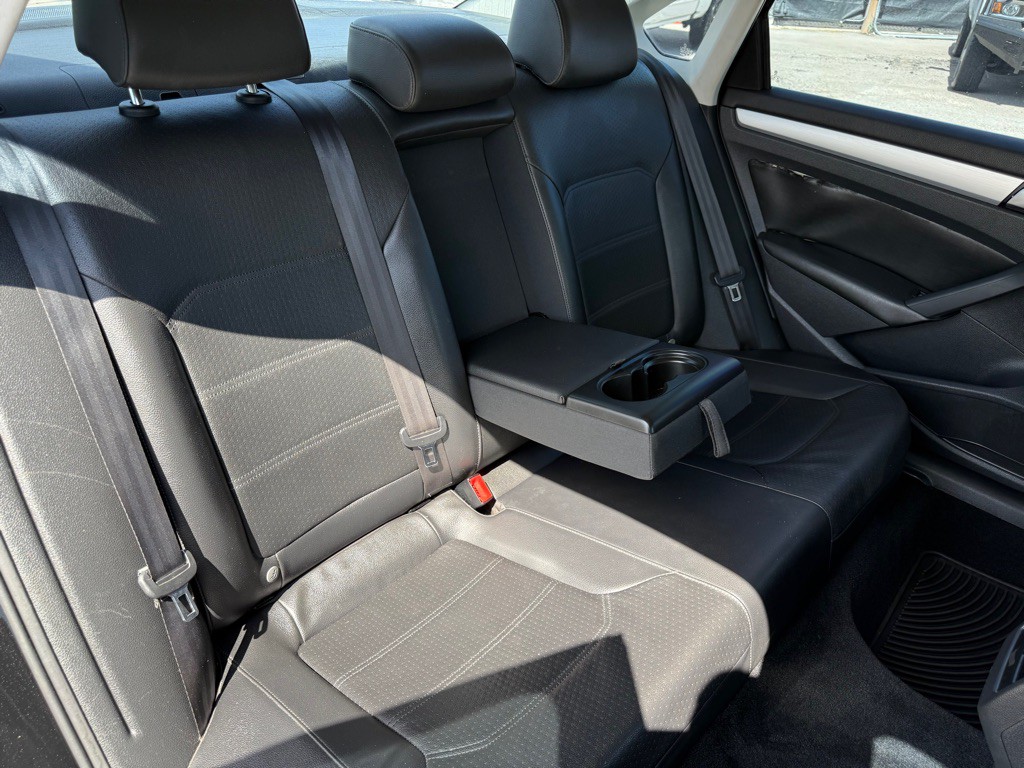 2013 Volkswagen Passat Image 24