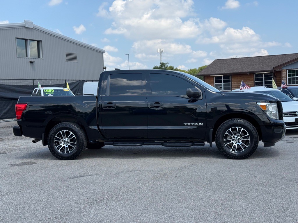 2022 Nissan Titan Image 11