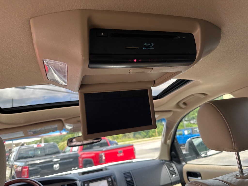 2015 Toyota Sequoia Image 9