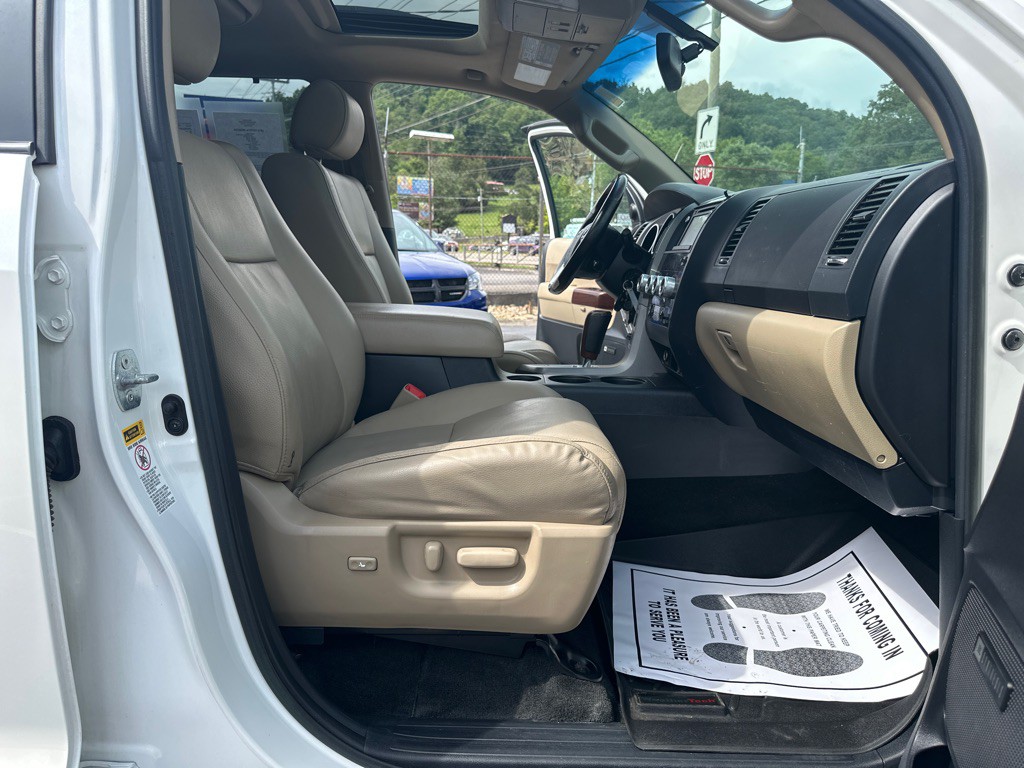 2015 Toyota Sequoia Image 11