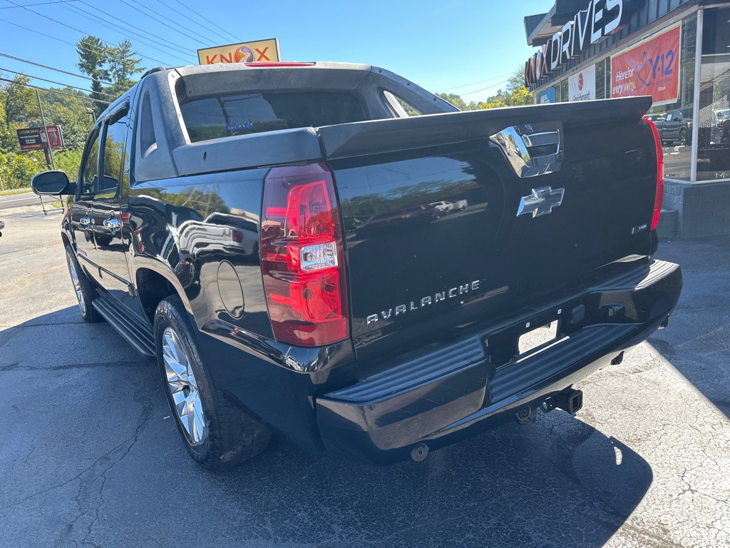 2007 Chevrolet Avalanche Image 2