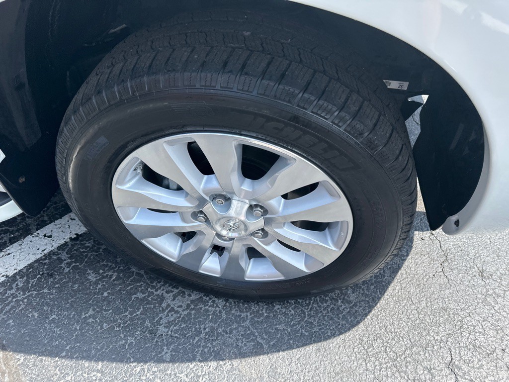 2016 Toyota Sequoia Image 6