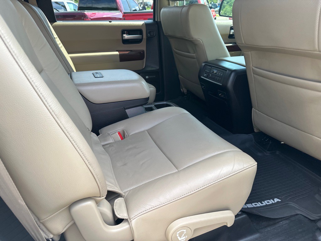 2016 Toyota Sequoia Image 11
