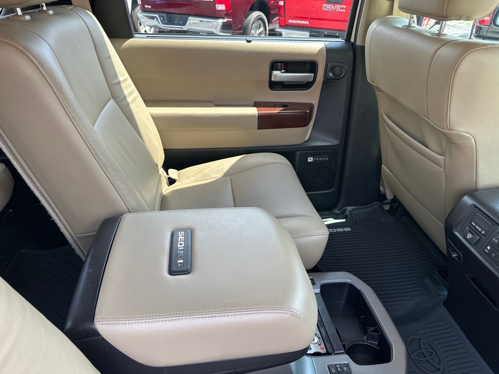 2016 Toyota Sequoia Image 12