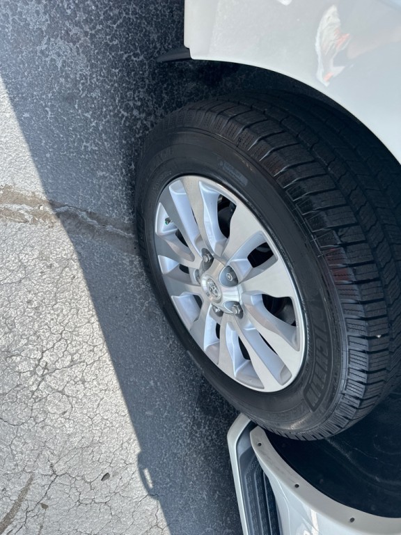 2016 Toyota Sequoia Image 16