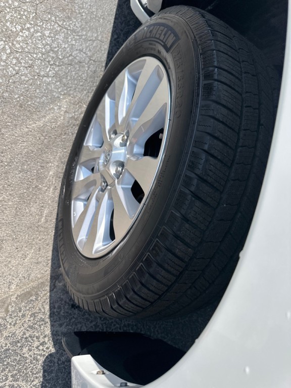 2016 Toyota Sequoia Image 17