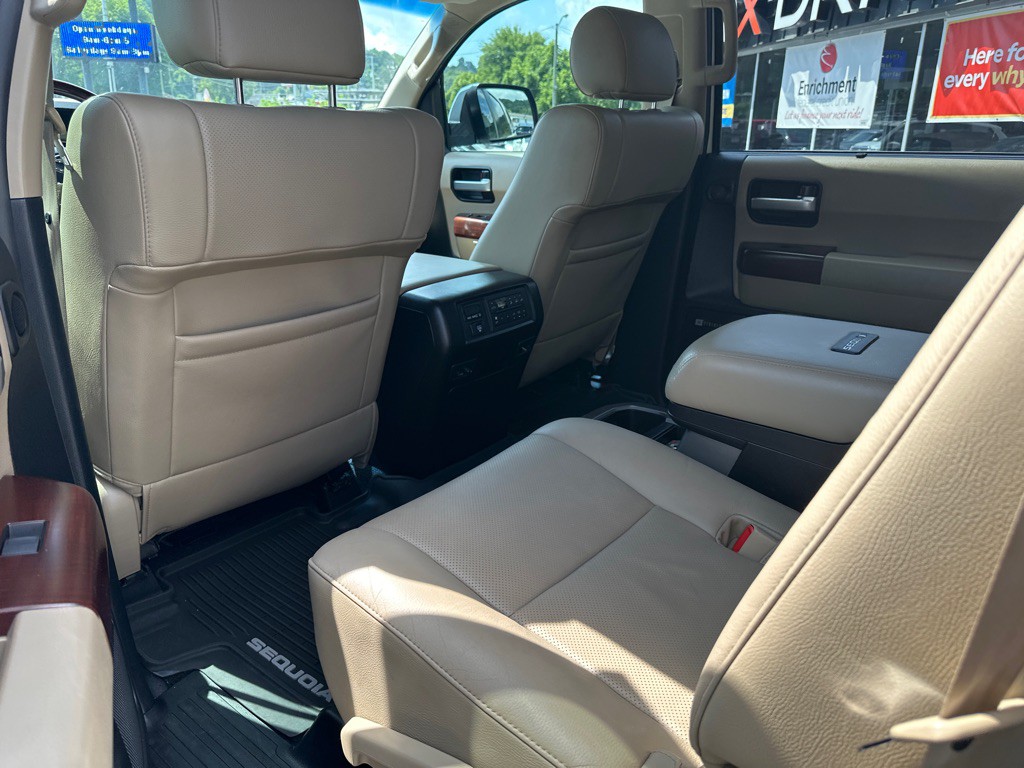 2016 Toyota Sequoia Image 18