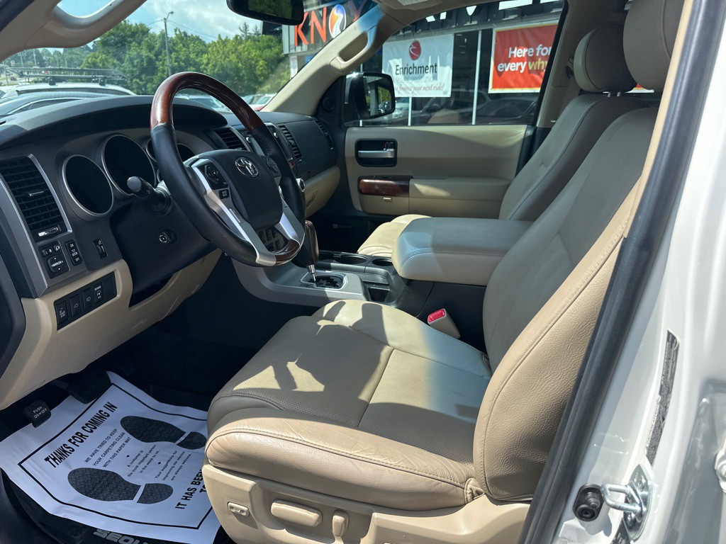 2016 Toyota Sequoia Image 24