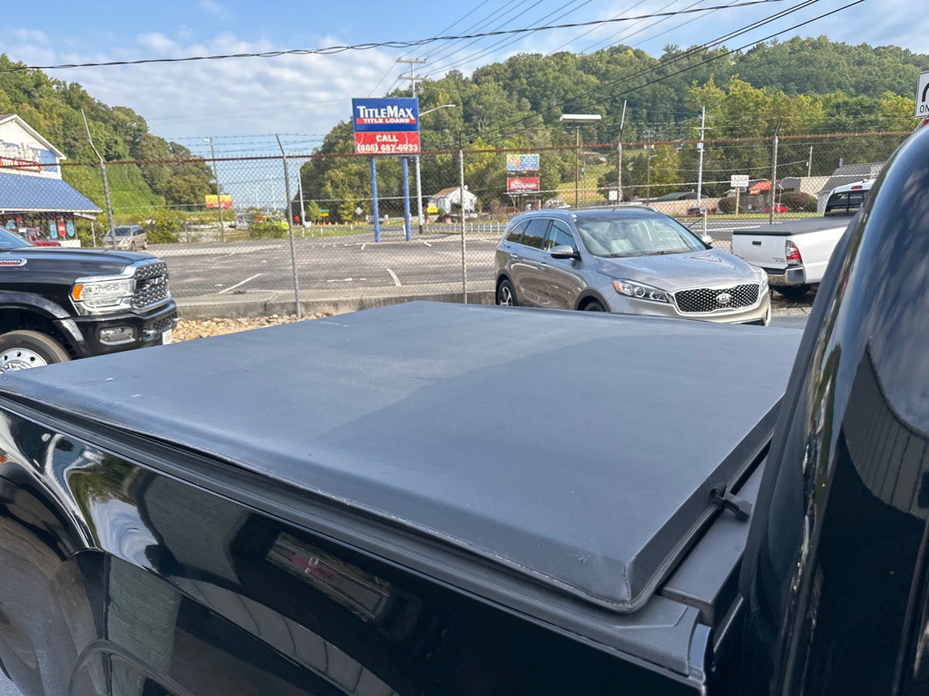 2017 Toyota Tacoma Image 10