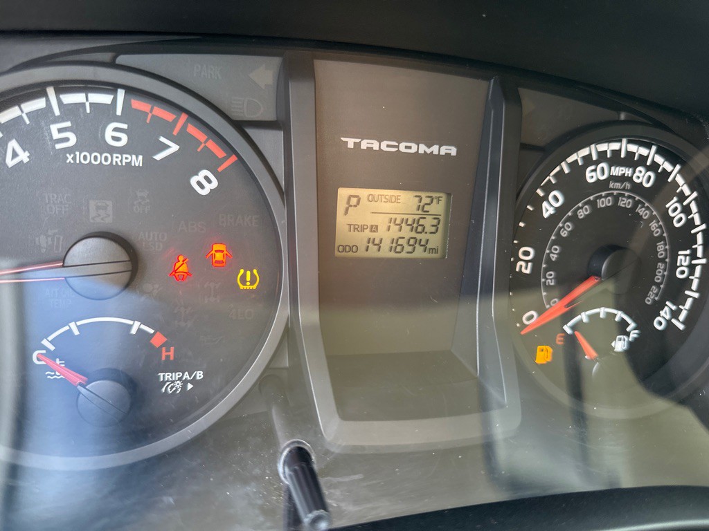 2017 Toyota Tacoma Image 14
