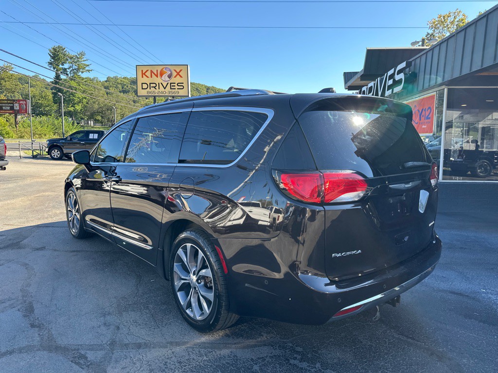2017 Chrysler Pacifica Image 2