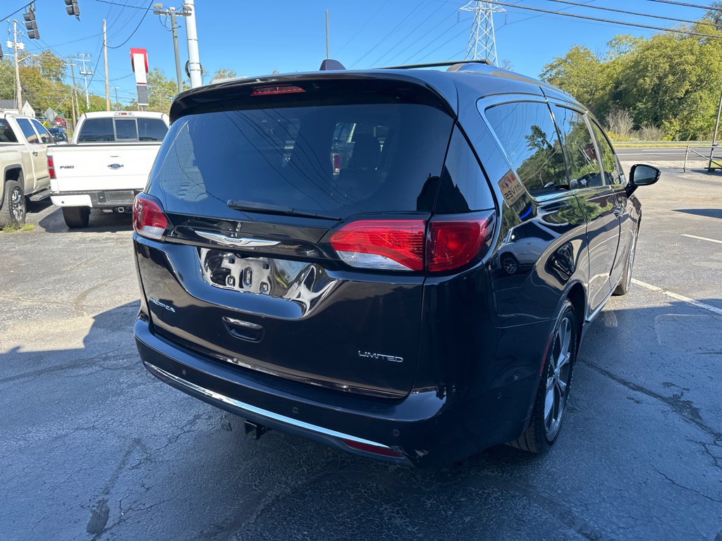 2017 Chrysler Pacifica Image 3