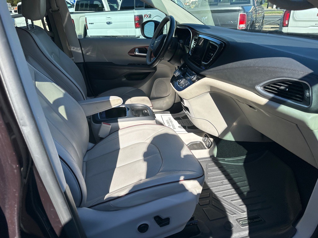 2017 Chrysler Pacifica Image 8