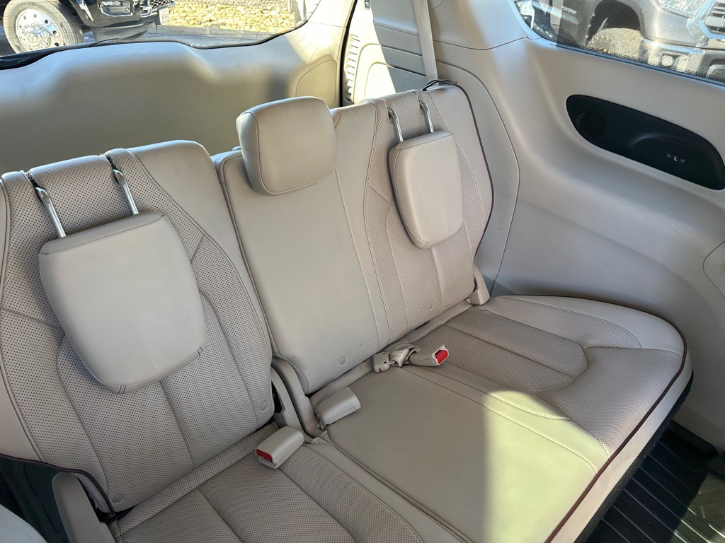 2017 Chrysler Pacifica Image 11