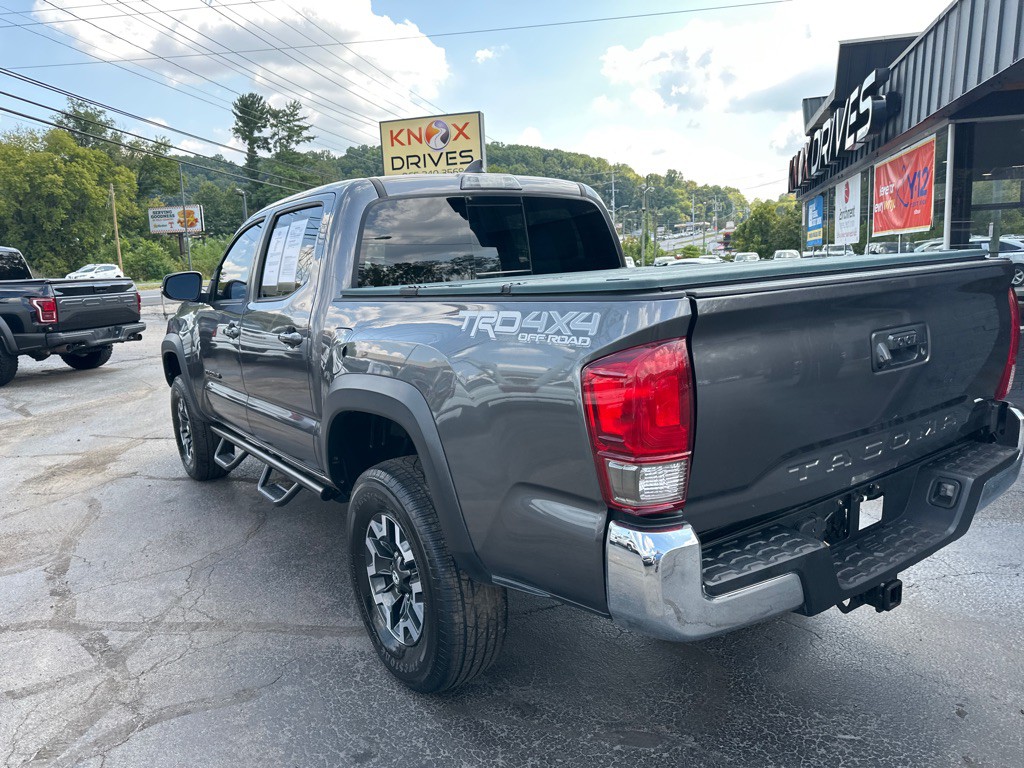 2017 Toyota Tacoma Image 2