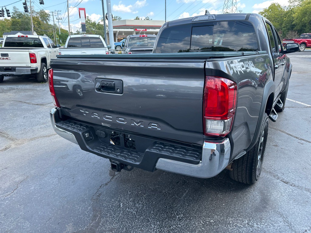 2017 Toyota Tacoma Image 3