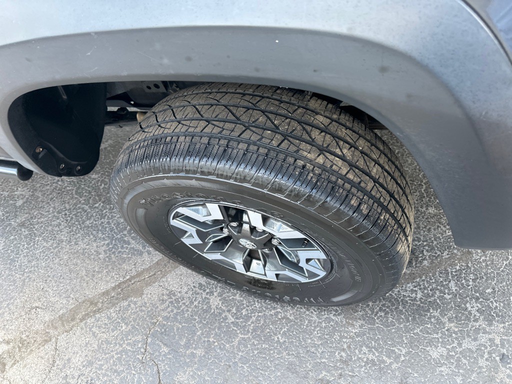 2017 Toyota Tacoma Image 12