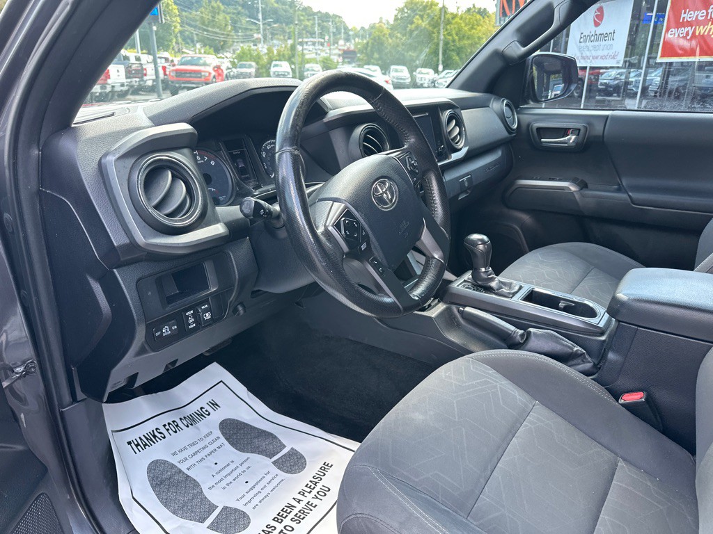 2017 Toyota Tacoma Image 14