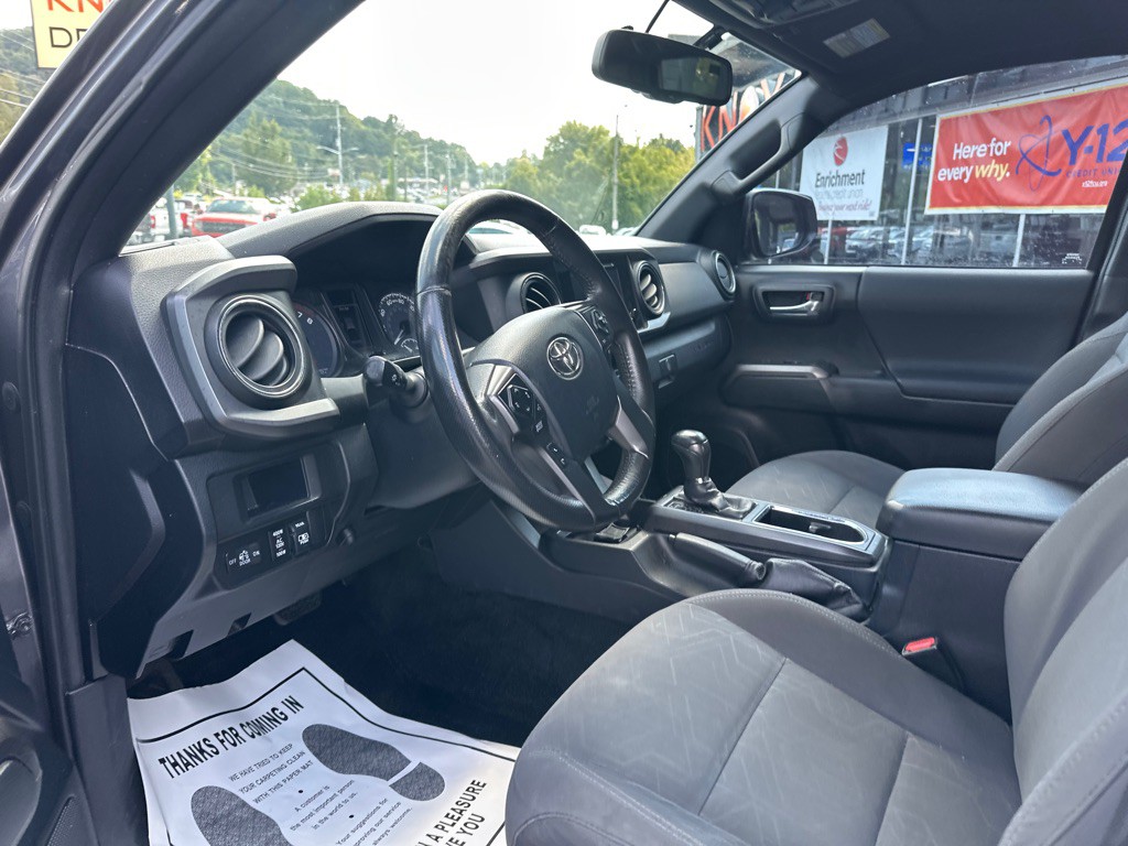 2017 Toyota Tacoma Image 17