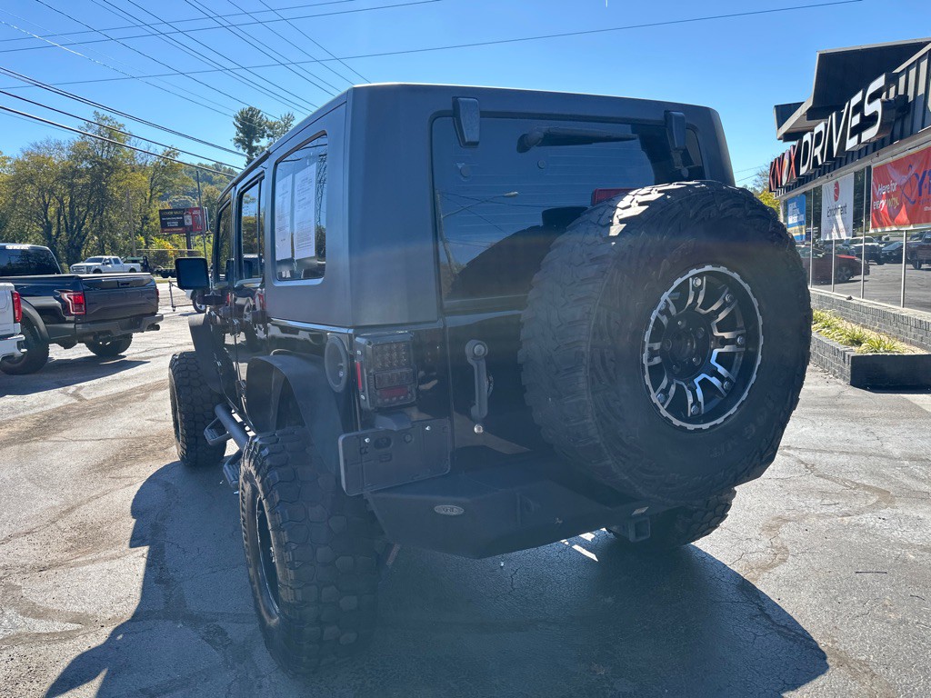 2010 Jeep Wrangler Unlimited Image 2