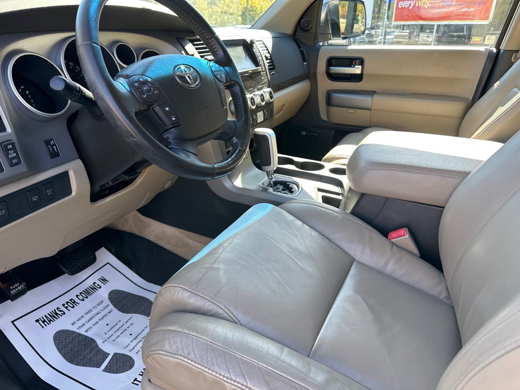 2010 Toyota Sequoia Image 16