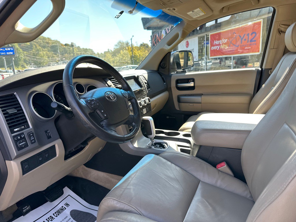2010 Toyota Sequoia Image 21