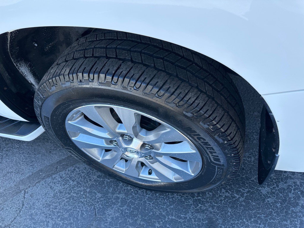 2010 Toyota Sequoia Image 12