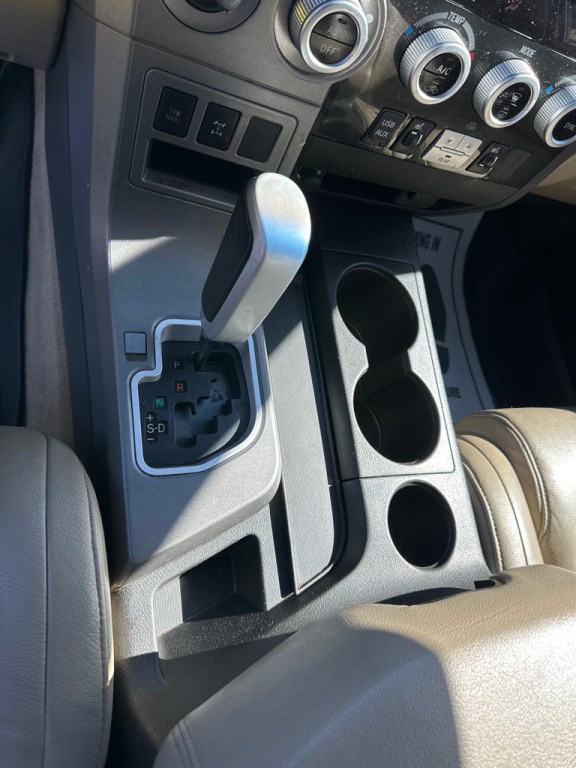 2010 Toyota Sequoia Image 19