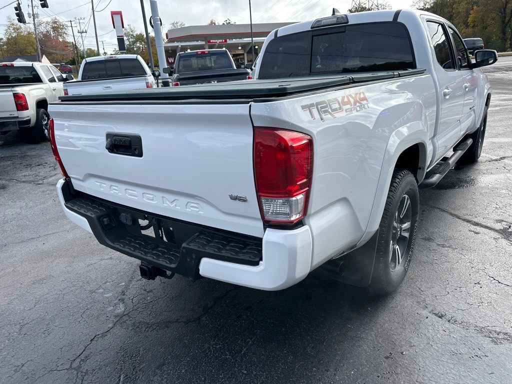 2017 Toyota Tacoma Image 3