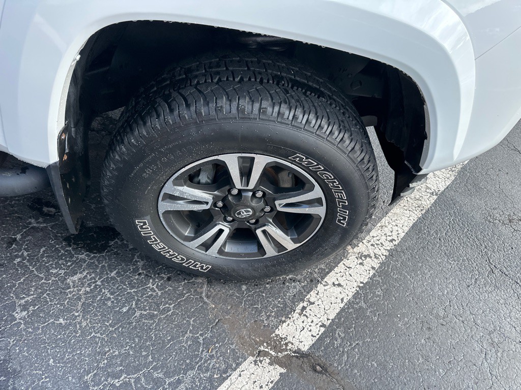 2017 Toyota Tacoma Image 6