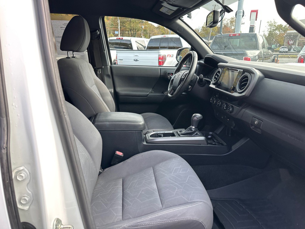 2017 Toyota Tacoma Image 9