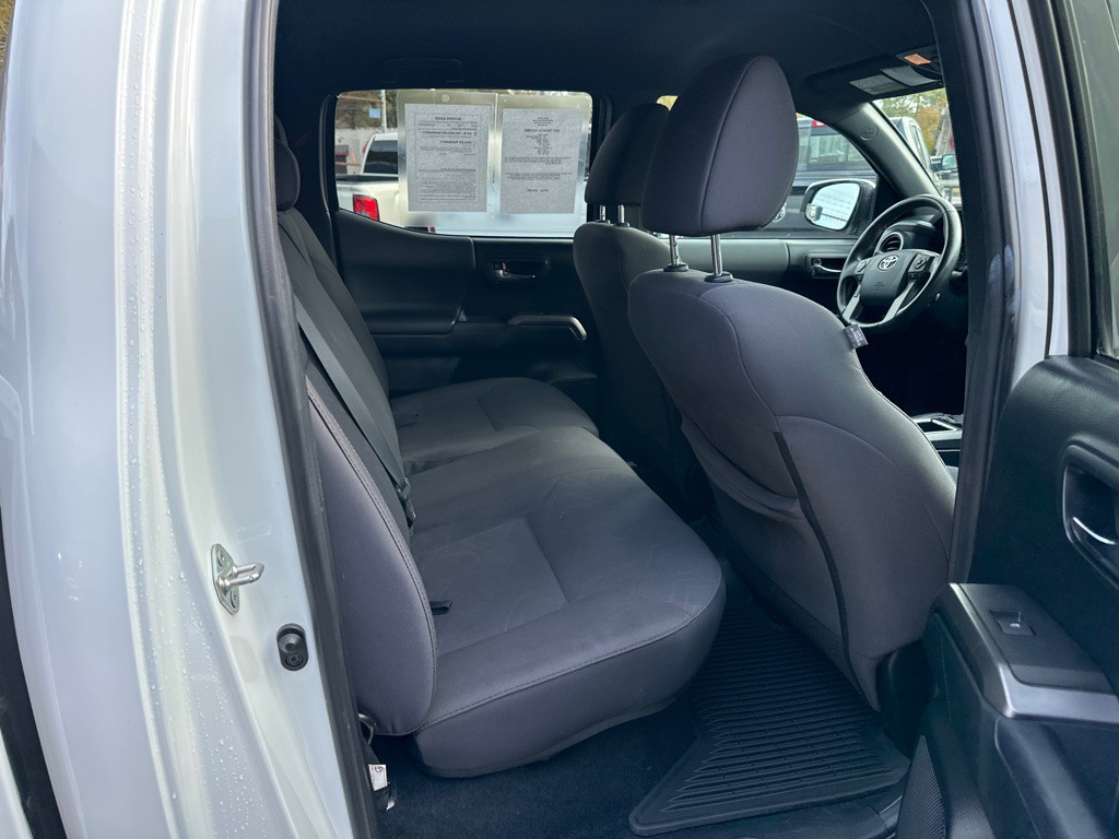 2017 Toyota Tacoma Image 10