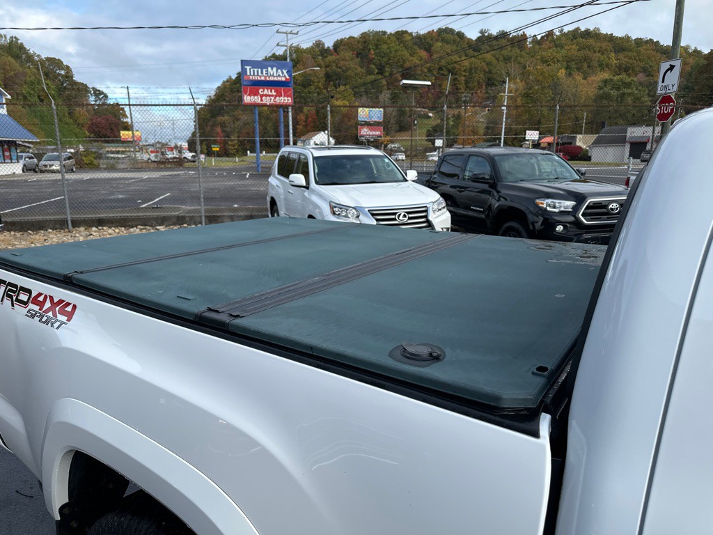 2017 Toyota Tacoma Image 11