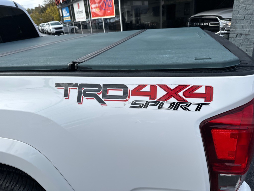 2017 Toyota Tacoma Image 12