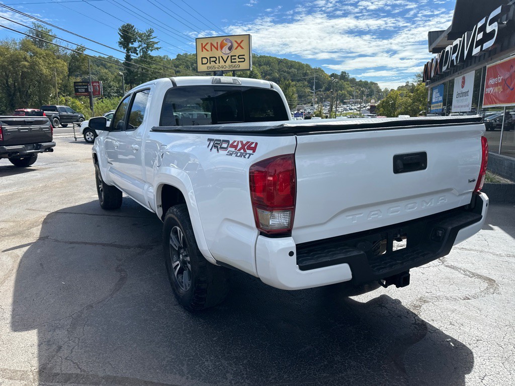 2017 Toyota Tacoma Image 2
