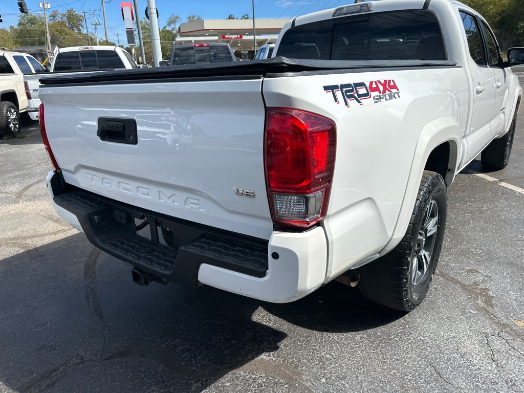 2017 Toyota Tacoma Image 3