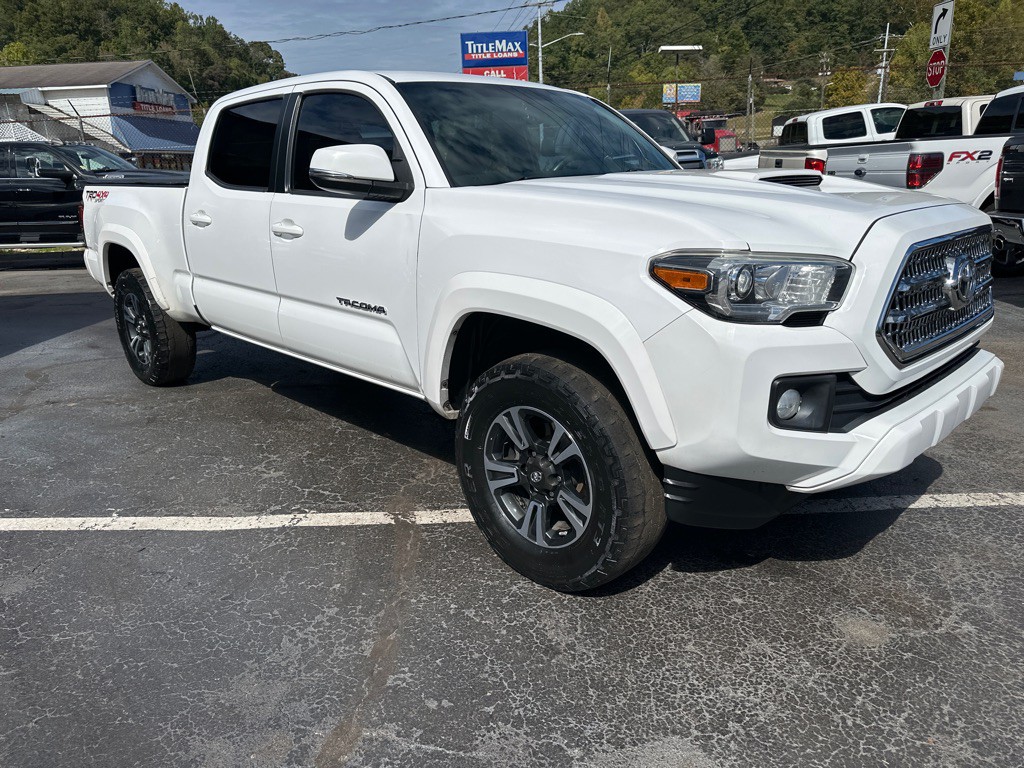 2017 Toyota Tacoma Image 4