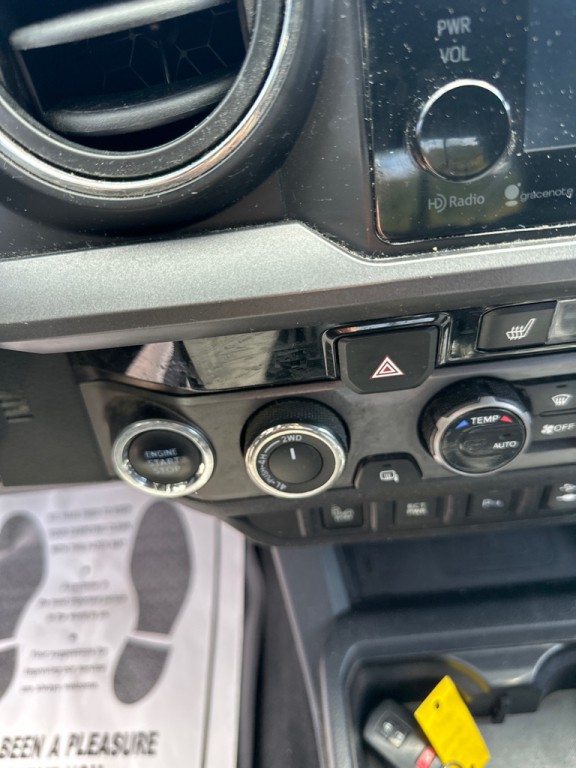 2017 Toyota Tacoma Image 14